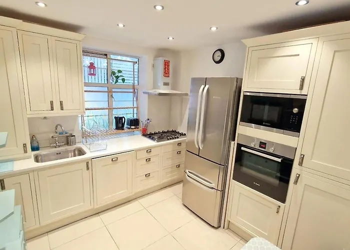 Modern 3-Bed House In Surrey Quays