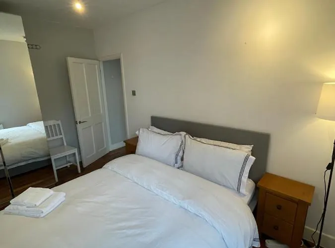 Spacious Flat Opposite The Oval
