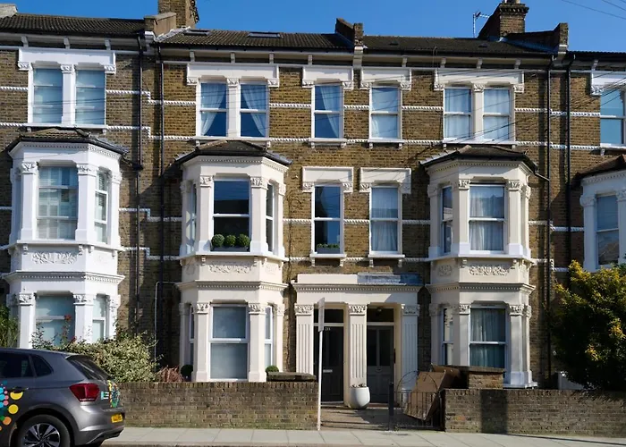Fabulous 3 Bed Nw London Apartment With Private Garden