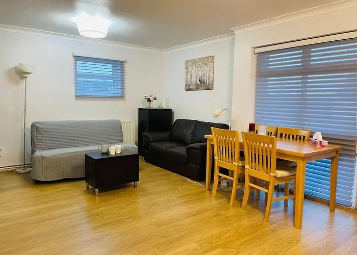 Cosy Spacious 2 Bedrooms With Dedicated Off Street Parking
