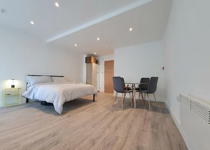Stylish Converted Ground Floor Studio -