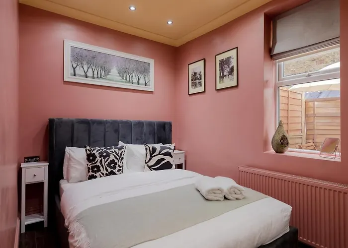 Central Stylish 2-Bed Apartment In London