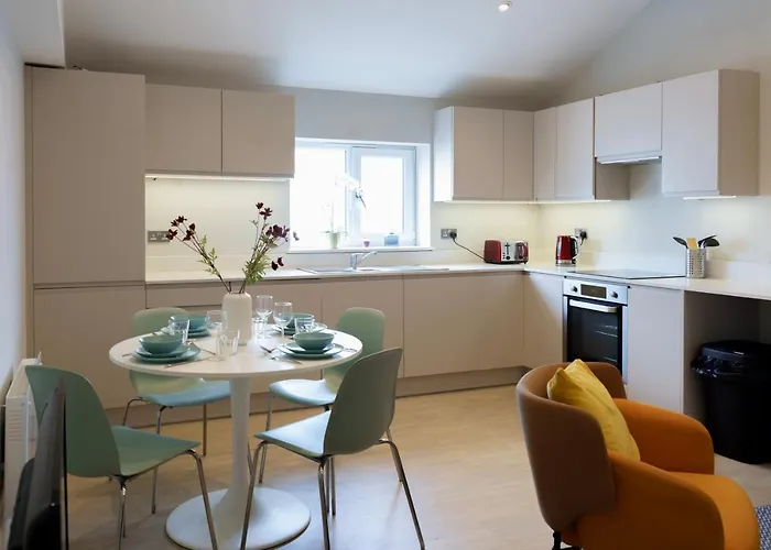 Stunning New 2 Bed Flat - 6 August House