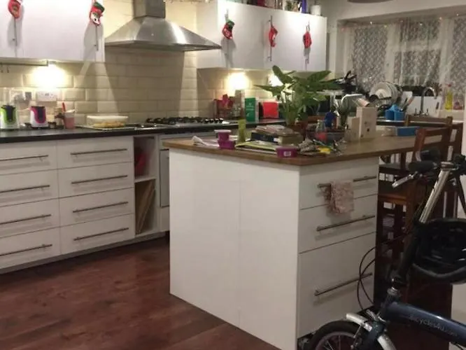 Bright Guest House In Stratford