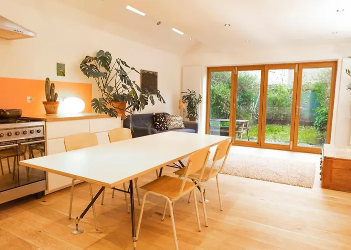 Stunning 3-Bedroom Townhouse In Superb Location