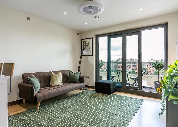 Livestay-Stunning Apartment With Private Balcony & River Views