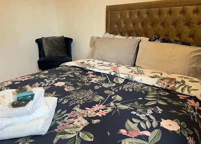 Grand Bleu - London - Next To Piccadilly Line Tube Station & Brand New Facilities