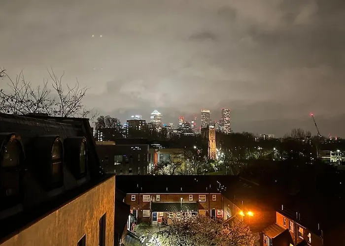 Peaceful Bright City Hide Away With Parking