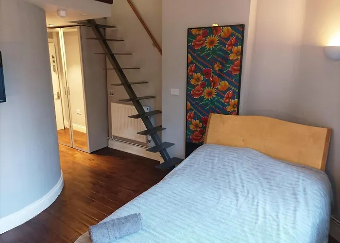 Self-Contained Studio In Central London Property Unit 4