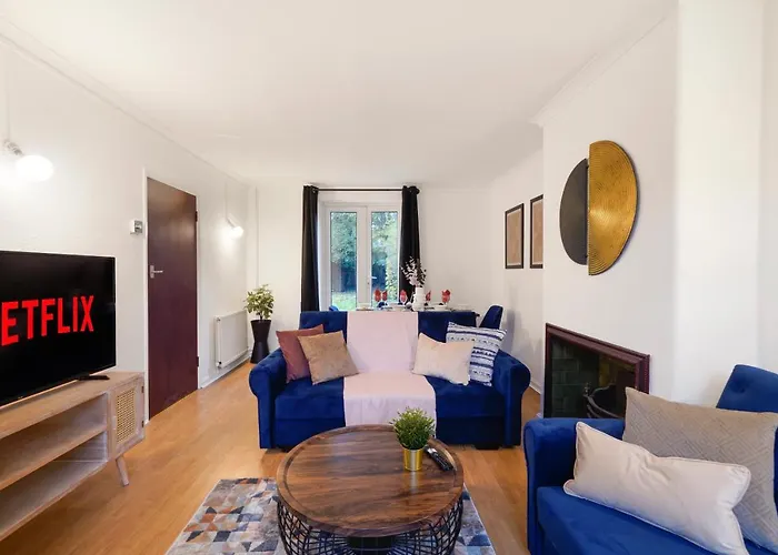 Boutique Shepherds Bush Abode- Garden- Sleeps 12