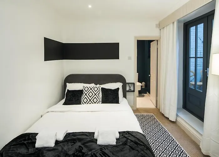 Superb Retreat Central Next Tube