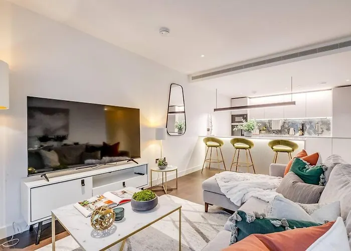 2Br London Hideaway With Balcony Near Westfield Mall