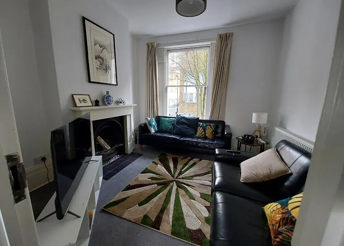Large Serene Victorian Abode In Central London