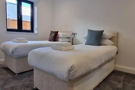 Beautiful Apartment Overlooking A Garden