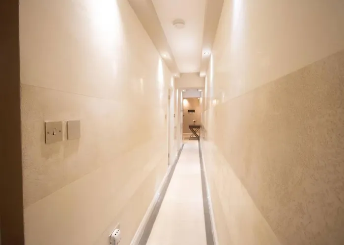 Oikoshomes Three Bedroom Flat In London