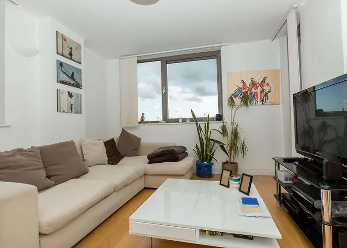 2 Bedroom East London Apartment With Amazing Views