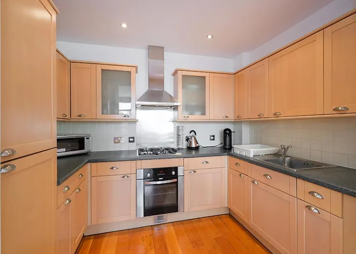 Stylish 2 Bed Flat In Canal Side Gated Development