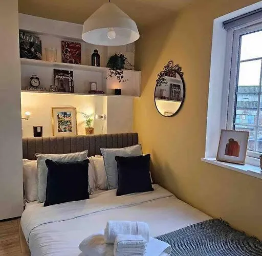 West Kensington Flat, Balcony