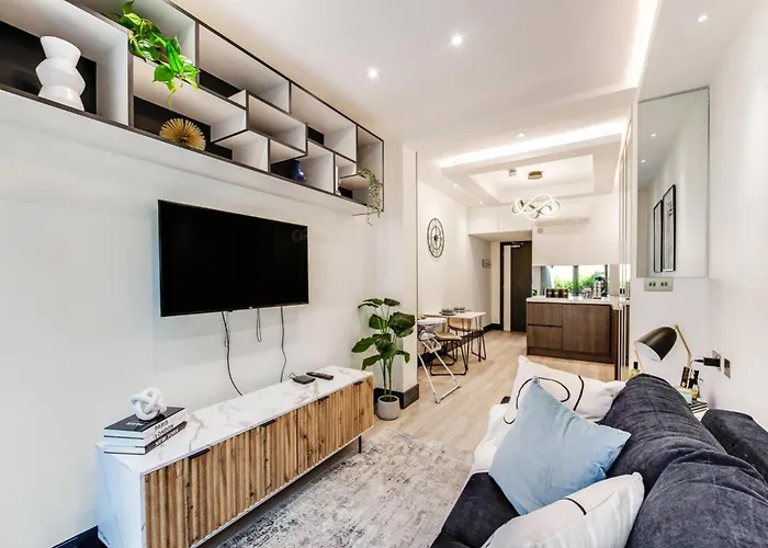 Chic Studio W/ Outdoor Space -Excellent Location
