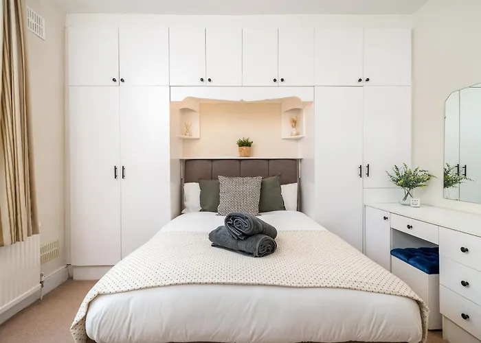 Homely And Stylish Apartment With A Garden In East Finchley