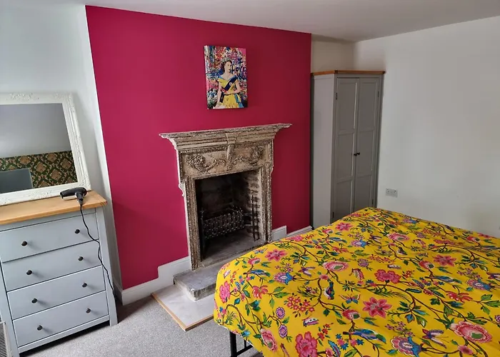 Entire Ground Floor Flat, Free Off-Street Parking And Large Garden