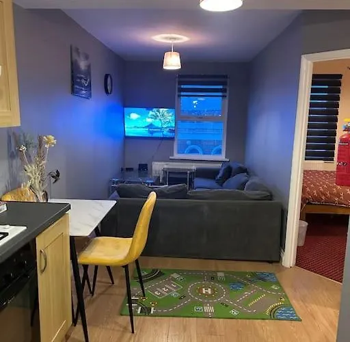 Lovely Woodford One Bedroom Apartment