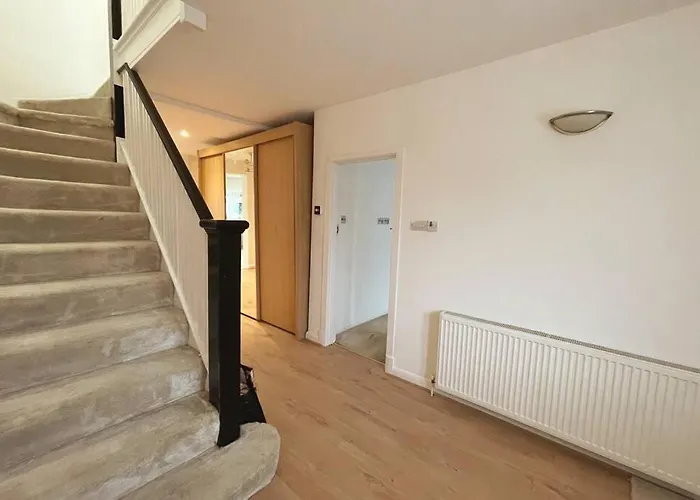 Modern Spacious 4-Bed House