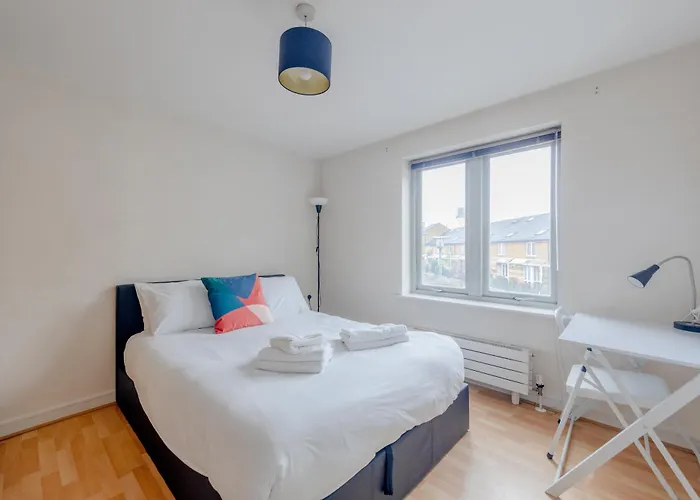 Spacious 2 Bedroom Apartment Near White City