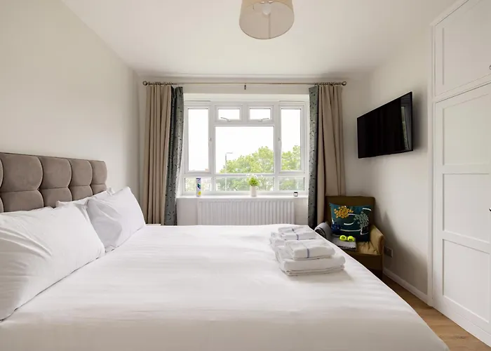 Penthousestays Wimbledon - Chic 2 Bedroom King Bed Apartment With Balcony - 2 Mins From Wimbledon Tennis Club And Museum - Aeltc