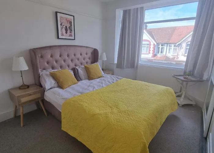 Large 4 Bed Terraced House