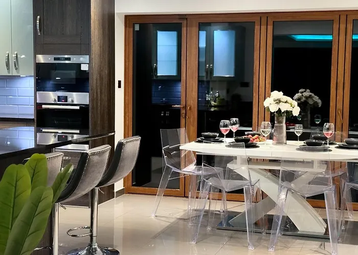 Luxurious 3Bed House With Spa Bath & Garden