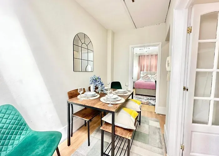 Beautiful Two Bedroom Apartment Queensway