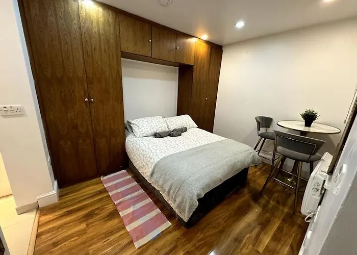 Lovely Hyde Park Studio Flat