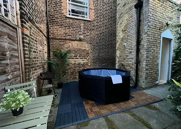 Camden Coach House By Livestay Short Lets & Serviced Accommodation London With Terrace Retreat & Parking