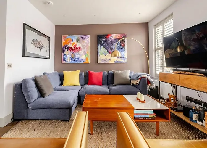 Luxurious & Modern 2 Bedroom Notting Hill Townhouse
