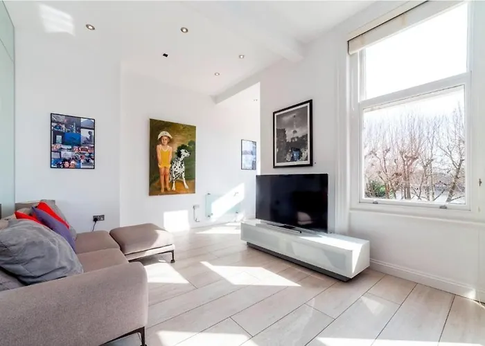 Elegant 2-Bedroom Flat Near London Bridge - Perfect Location With Easy City Access