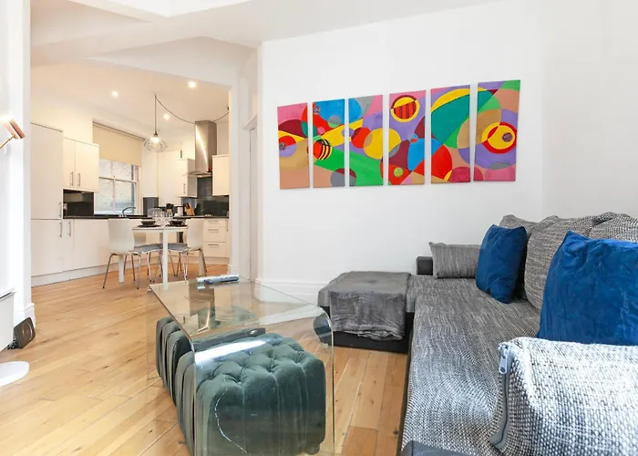Charming Two-Bedroom Flat In Notting Hill
