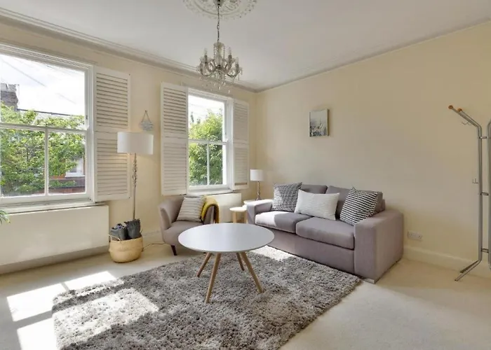 Spacious 2 Bedroom Barons Court, Good Links London
