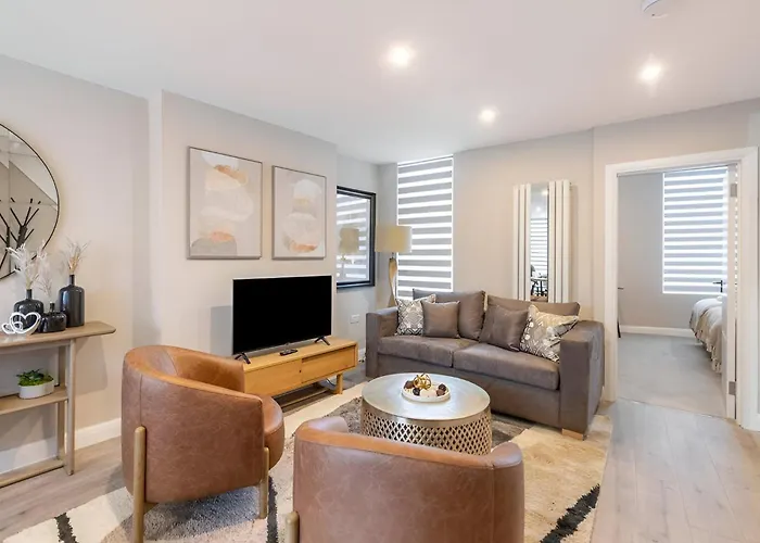 Earthy Elegance Stylish 4Br For Urban Escapes