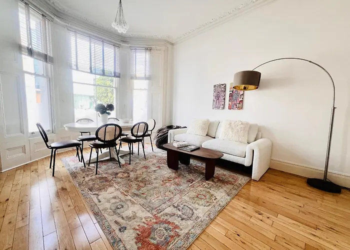 Stylish 2 Bedroom Notting Hill Superstar Apartment