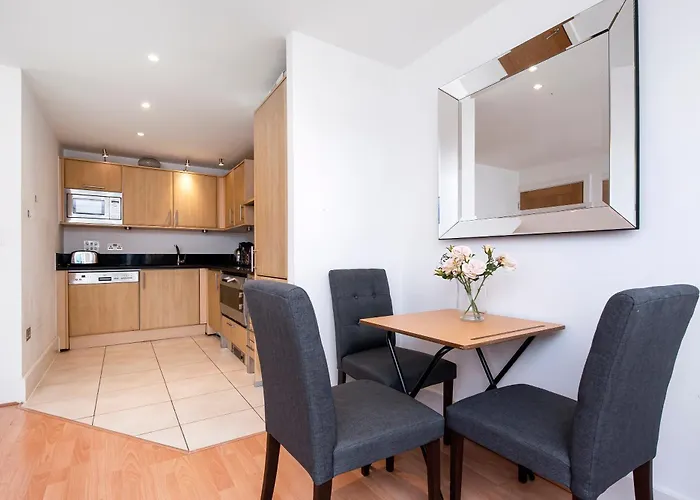 Central 2 Bed With Large Terrace