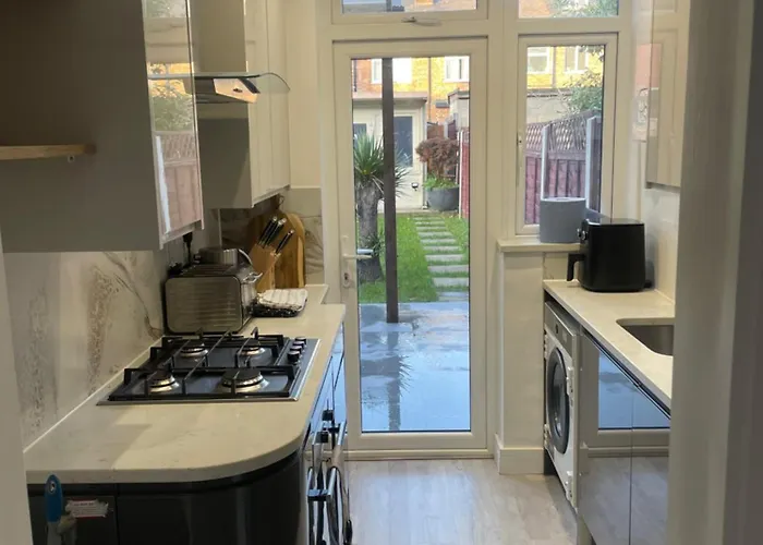 Modern Home With Driveway Parking For 2 Vehicles, Near Tottenham Hotspur Stadium, White Hart Lane Train Station