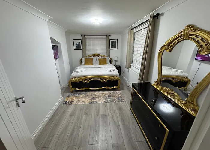 Modern London 2-Bed Flat Sleeps Up To 5