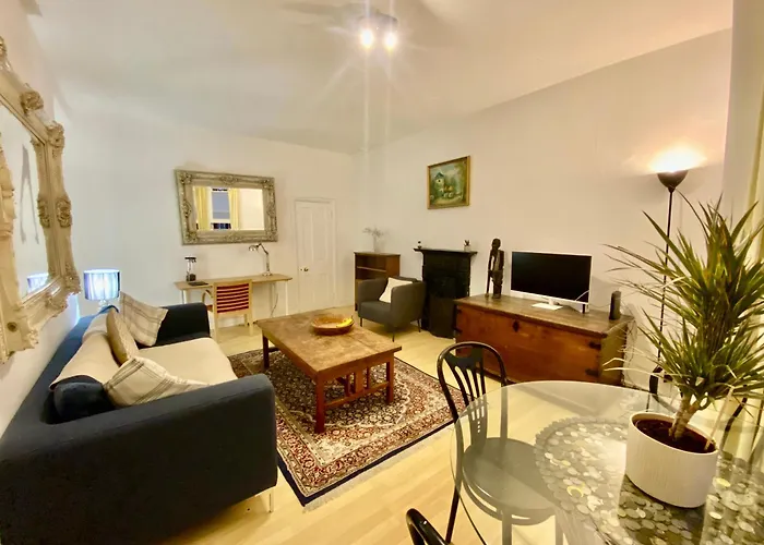 Spacious Apartment In Earls Court