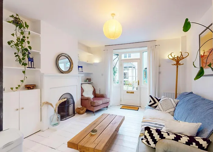 Tranquil 2Bed With Communal Garden Near Train Station
