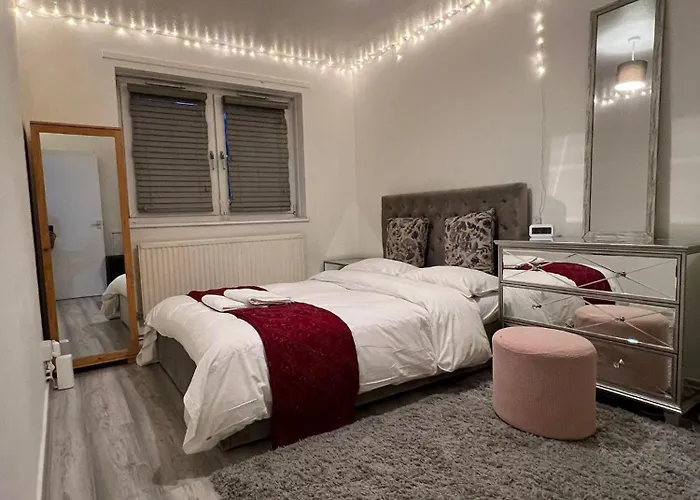 Flat-Sleep2Bathtub-Netflix-Heart Of London-Balcony