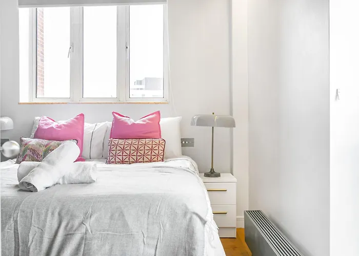 Luxurious 2 Bedroom South Kensington Residence