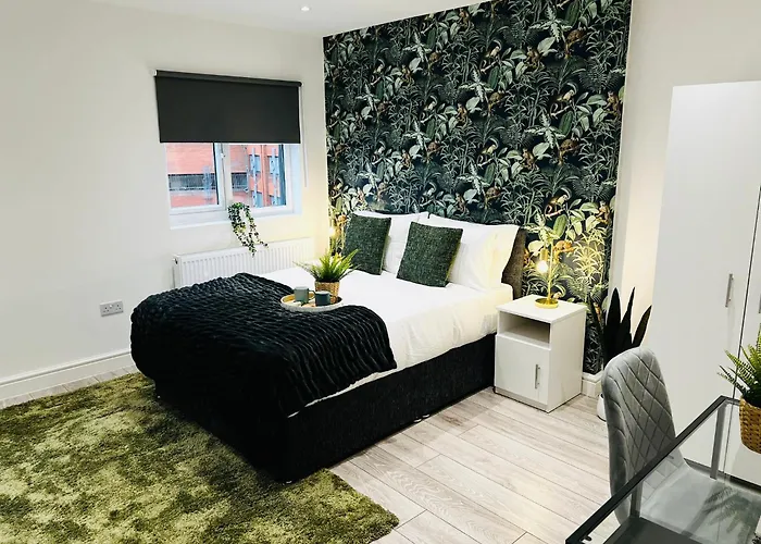 Stylish Ealing Apt -Near Tube - Ideal For Family&Group Stay