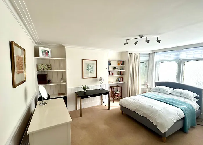 Spacious Comfortable Flat With Free Parking In East Finchley, Muswell Hill & Close To Alexandra Palace
