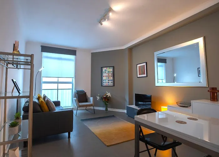 Central Location, Perfect For Attractions & West End